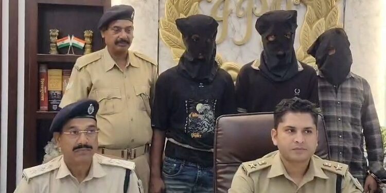 Jamshedpur 3 accused arrested in aftab murder case : बर्मामाइंस के मो आफताब आलम हत्याकांड के मुख्य शूटर सहित तीन गिरफ्तार, दो नामजद विधि निरुद्ध किशोरों को भी पुलिस ने पकड़ा, मामले में चार आरोपी पहले ही किये जा चुके हैं गिरफ्तार Jamshedpur 3 accused arrested in aftab murder case : बर्मामाइंस के मो आफताब आलम हत्याकांड के मुख्य शूटर सहित तीन गिरफ्तार, दो नामजद विधि निरुद्ध किशोरों को भी पुलिस ने पकड़ा, मामले में चार आरोपी पहले ही किये जा चुके हैं गिरफ्तार