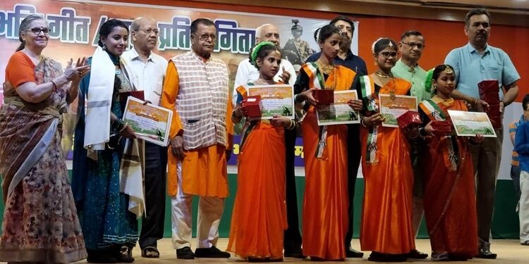 Jamshedpur tulsi bhawan : तुलसी भवन में वंदेमातरम गीत पर आधारित देशभक्ति समूह नृत्य प्रतियोगिता आयोजित, 23 विद्यालयों के 184 छात्र-छात्राओं ने प्रतियोगिता में की शिरकत Jamshedpur tulsi bhawan : तुलसी भवन में वंदेमातरम गीत पर आधारित देशभक्ति समूह नृत्य प्रतियोगिता आयोजित, 23 विद्यालयों के 184 छात्र-छात्राओं ने प्रतियोगिता में की शिरकत