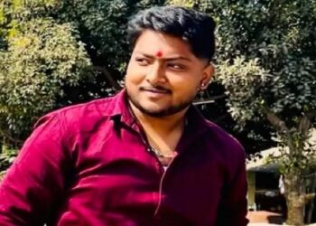 Jamshedpur youth forged 28 lakhs from friends : बिरसानगर में युवक ने शेयर ट्रेडिंग के नाम पर दोस्तों से की 28 लाख रुपये की ठगी, करीब डेढ़ दर्जन पीड़ितों ने थाना में शिकायत दर्ज कर पैसे दिलाने की लगाई गुहार