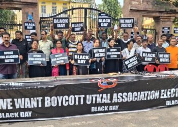 Jamshedpur utkal association election : उत्कल एसोसिएशन चुनाव : मतदान से पूर्व विपक्ष ने ब्लैक डे का पोस्टर दिखा किया विरोध, दूसरी ओर सत्ता पक्ष की ओर से मतदान की सारी तैयारियां पूरी