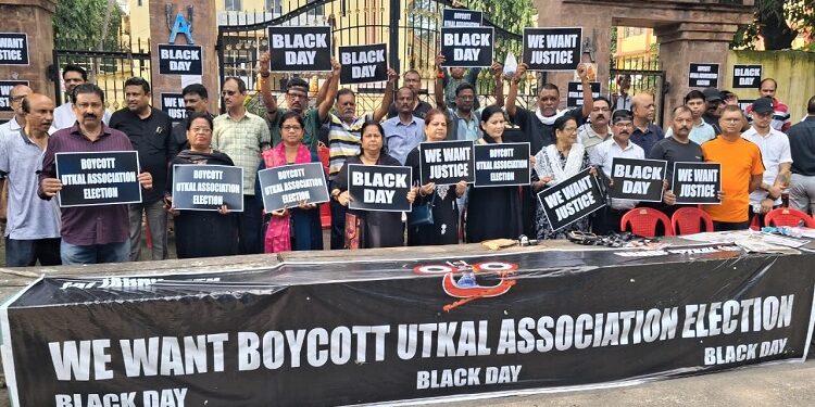 Jamshedpur utkal association election : उत्कल एसोसिएशन चुनाव : मतदान से पूर्व विपक्ष ने ब्लैक डे का पोस्टर दिखा किया विरोध, दूसरी ओर सत्ता पक्ष की ओर से मतदान की सारी तैयारियां पूरी Jamshedpur utkal association election : उत्कल एसोसिएशन चुनाव : मतदान से पूर्व विपक्ष ने ब्लैक डे का पोस्टर दिखा किया विरोध, दूसरी ओर सत्ता पक्ष की ओर से मतदान की सारी तैयारियां पूरी