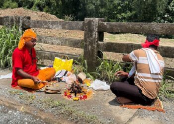 Jamshedpur havan for safety of passefs-by : लुआबासा पुलिया की बदहाली पर बढ़ रहा ग्रामीणों का आक्रोश, राहगीरों को हादसे से बचाने के लिए कराया हवन Jamshedpur havan for safety of passefs-by : लुआबासा पुलिया की बदहाली पर बढ़ रहा ग्रामीणों का आक्रोश, राहगीरों को हादसे से बचाने के लिए कराया हवन
