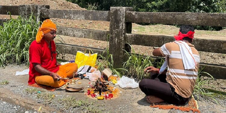 Jamshedpur havan for safety of passefs-by : लुआबासा पुलिया की बदहाली पर बढ़ रहा ग्रामीणों का आक्रोश, राहगीरों को हादसे से बचाने के लिए कराया हवन Jamshedpur havan for safety of passefs-by : लुआबासा पुलिया की बदहाली पर बढ़ रहा ग्रामीणों का आक्रोश, राहगीरों को हादसे से बचाने के लिए कराया हवन
