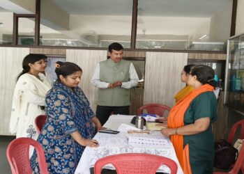 Jamshedpur sir special camp : पूर्वी सिंहभूम के सभी मतदान केंद्रों पर विशेष कैंप का हुआ आयोजन, डीसी ने मतदान केंद्रों में पहुंच बीएलओ व अधिकारियों को दिये निर्देश 18 वर्ष के नागरिकों को फॉर्म-6 व घोषणा पत्र भरने को किया प्रेरित