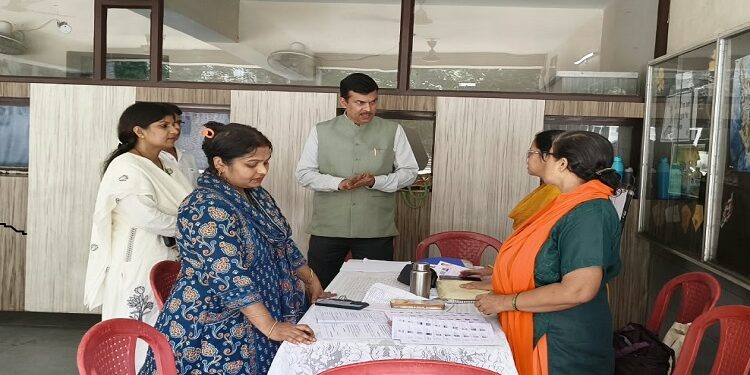 Jamshedpur sir special camp : पूर्वी सिंहभूम के सभी मतदान केंद्रों पर विशेष कैंप का हुआ आयोजन, डीसी ने मतदान केंद्रों में पहुंच बीएलओ व अधिकारियों को दिये निर्देश 18 वर्ष के नागरिकों को फॉर्म-6 व घोषणा पत्र भरने को किया प्रेरित Jamshedpur sir special camp : पूर्वी सिंहभूम के सभी मतदान केंद्रों पर विशेष कैंप का हुआ आयोजन, डीसी ने मतदान केंद्रों में पहुंच बीएलओ व अधिकारियों को दिये निर्देश 18 वर्ष के नागरिकों को फॉर्म-6 व घोषणा पत्र भरने को किया प्रेरित