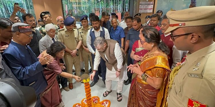 Jamshedpur motherhood multi speciality hospital : राज्यपाल संतोष गंगवार ने जमशेदपुर के बाराद्वारी में मदरहुड मल्टी स्पेशलिटी हॉस्पिटल का किया उद्घाटन, हॉस्पिटल में मरीजों को एक ही छत के नीचे मिलेगा विश्वस्तरीय स्वास्थ्य सेवाओं का लाभ Jamshedpur motherhood multi speciality hospital : राज्यपाल संतोष गंगवार ने जमशेदपुर के बाराद्वारी में मदरहुड मल्टी स्पेशलिटी हॉस्पिटल का किया उद्घाटन, हॉस्पिटल में मरीजों को एक ही छत के नीचे मिलेगा विश्वस्तरीय स्वास्थ्य सेवाओं का लाभ