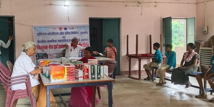 Jamshedpur rural red cross health camp : छोटा तालसा में यूसिल एवं रेड क्रॉस का संयुक्त स्वास्थ्य शिविर आयोजित, शिविर में 56 मरीजों की हुई स्वास्थ्य एवं नेत्र जांच, एक मरीज राम मनोहर लोहिया नेत्रालय रेफर