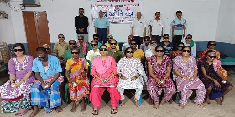 Jamshedpur red cross eye camp : नेत्र ऑपरेशन कराए मरीजों की विदाई के साथ रेड क्रॉस का 821वां नेत्र शिविर संपन्न, मरीजों को चश्मे के साथ दवाइयां देकर किया गया विदा
