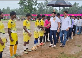 Jamshedpur rural football tournament : चाकुलिया के टांगाशोल में विश्व आदिवासी दिवस पर फुटबॉल प्रतियोगिता आयोजित, झामुमो नेता महावीर मुर्मू ने किया उद्घाटन Jamshedpur rural football tournament : चाकुलिया के टांगाशोल में विश्व आदिवासी दिवस पर फुटबॉल प्रतियोगिता आयोजित, झामुमो नेता महावीर मुर्मू ने किया उद्घाटन