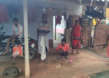 Jamshedpur rural villagers allegation : गालूडीह के मिर्गीटांड़ गांव भोर में पहुंची पुलिस, दरवाजे पर लात मारकर ग्रामीणों को जगाया, ग्रामीणों का मारपीट व घरों की तलाशी लिए जाने का आरोप Jamshedpur rural villagers allegation : गालूडीह के मिर्गीटांड़ गांव भोर में पहुंची पुलिस, दरवाजे पर लात मारकर ग्रामीणों को जगाया, ग्रामीणों का मारपीट व घरों की तलाशी लिए जाने का आरोप