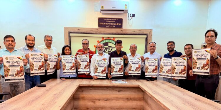 Jamshedpur monsoon trade fare : चैंबर भवन में 17-18 अगस्त को प्रस्तावित मानसून ट्रेड फेयर का पोस्टर लांच, महिलाओं व छोटे उद्यमियों को अपने उत्पादों के प्रदर्शन व बिक्री का मिलेगा मौका