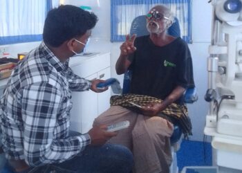 Jharkhand lohardaga free eye check up camp : आरोग्य फाउंडेशन का निःशुल्क नेत्र जांच वाहन पहुंचा लोहरदगा के भंडरा, प्रतिदिन क्षेत्र के गांवों में जाकर की जाएगी लोगों की आंखों की जांच, जरूरतमंद लोगों को जरूरी दवाएं एवं चश्मे कराए जाएंगे मुहैया Jharkhand lohardaga free eye check up camp : आरोग्य फाउंडेशन का निःशुल्क नेत्र जांच वाहन पहुंचा लोहरदगा के भंडरा, प्रतिदिन क्षेत्र के गांवों में जाकर की जाएगी लोगों की आंखों की जांच, जरूरतमंद लोगों को जरूरी दवाएं एवं चश्मे कराए जाएंगे मुहैया