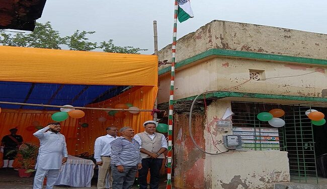 Jamshedpur kalimati uuv flag hoisting : कालीमाटी उत्क्रमित उच्च विद्यालय में धूमधाम से मनाया गया 80वां स्वतंत्रता दिवस, टाटा स्टील वायर डिवीजन के सीईओ नीलांजन बिस्वास ने किया ध्वजारोहण, विद्यालय के विद्यार्थियों के हैरतअंगेज स्टंट व अन्य प्रस्तुतियों ने मोहा मन