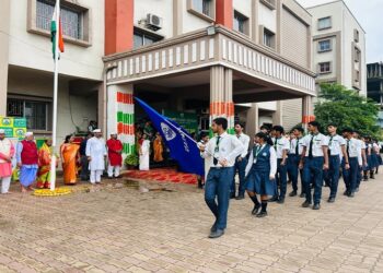 Adityapur srinath public school flag hoisting : श्रीनाथ पब्लिक स्कूल में हर्षोल्लास से मनाया गया स्वतंत्रता दिवस, विद्यार्थियों ने लिया देश की अखंडता अक्षुण्ण रखने का संकल्प  