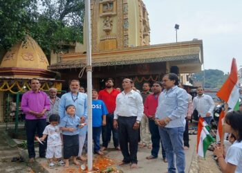 Jamshedpur upkar sangh flag hoisting : सोनारी उपकार संघ मंदिर परिसर में उल्लास पूर्वक मना स्वतंत्रता दिवस समारोह, संघ के सलाहकार श्यामलाल साहू ने किया ध्वजोत्तोलन