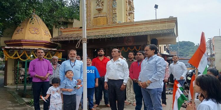 Jamshedpur upkar sangh flag hoisting : सोनारी उपकार संघ मंदिर परिसर में उल्लास पूर्वक मना स्वतंत्रता दिवस समारोह, संघ के सलाहकार श्यामलाल साहू ने किया ध्वजोत्तोलन