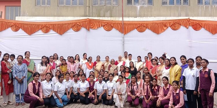 Jamshedpur graduate college flag hoisting : ग्रैजुएट कॉलेज में समारोह पूर्वक मना 80वां स्वतंत्रता दिवस, प्राचार्या डॉ वीणा सिंह प्रियदर्शी ने किया ध्वजारोहण
