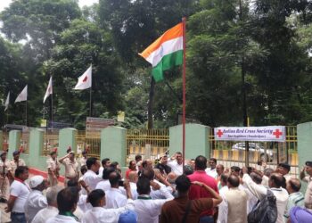 Jamsheddpur red cross flag hoisting : रेडक्रॉस की ओर से साकची रेड क्रॉस भवन में मना 80वां स्वतंत्रता दिवस, अध्यक्ष सह डीसी राजीव रंजन ने किया ध्वजारोहण, टीबी मरीजों के बीच 49 माह का पोषण किट किया वितरित