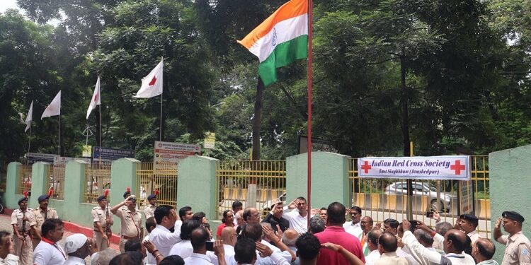 Jamsheddpur red cross flag hoisting : रेडक्रॉस की ओर से साकची रेड क्रॉस भवन में मना 80वां स्वतंत्रता दिवस, अध्यक्ष सह डीसी राजीव रंजन ने किया ध्वजारोहण, टीबी मरीजों के बीच 49 माह का पोषण किट किया वितरित Jamsheddpur red cross flag hoisting : रेडक्रॉस की ओर से साकची रेड क्रॉस भवन में मना 80वां स्वतंत्रता दिवस, अध्यक्ष सह डीसी राजीव रंजन ने किया ध्वजारोहण, टीबी मरीजों के बीच 49 माह का पोषण किट किया वितरित