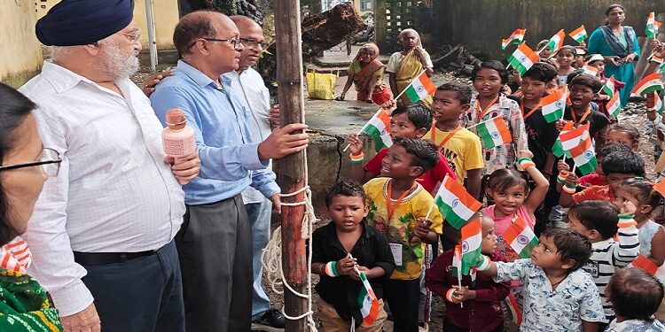Jamshedpur sbi pensioners association : एसबीआइ पेंशनर्स एसोसिएशन ने पार्वती घाट में कुष्ठ रोगियों के बच्चों के साथ मनाया स्वतंत्रता दिवस, ध्वजोत्तोलन के बाद बच्चों में पाठ्य सामग्रियां एवं उपहार किये गये वितरित