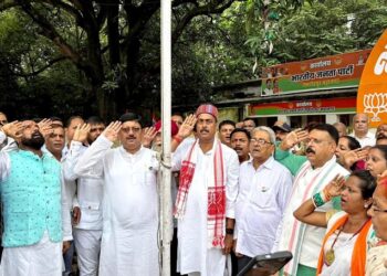 Jamshedpur mahanagar bjp flag hoisting : भाजपा जमशेदपुर महानगर अध्यक्ष संजीव सिन्हा ने जिला कार्यालय पर किया ध्वजारोहण, 80वें स्वतंत्रता दिवस पर लोगों से की राष्ट्र निर्माण में योगदान की अपील