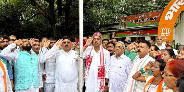 Jamshedpur mahanagar bjp flag hoisting : भाजपा जमशेदपुर महानगर अध्यक्ष संजीव सिन्हा ने जिला कार्यालय पर किया ध्वजारोहण, 80वें स्वतंत्रता दिवस पर लोगों से की राष्ट्र निर्माण में योगदान की अपील Jamshedpur mahanagar bjp flag hoisting : भाजपा जमशेदपुर महानगर अध्यक्ष संजीव सिन्हा ने जिला कार्यालय पर किया ध्वजारोहण, 80वें स्वतंत्रता दिवस पर लोगों से की राष्ट्र निर्माण में योगदान की अपील
