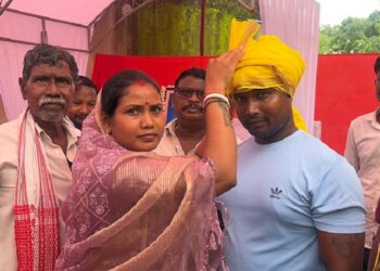 Jamshedpur manpitta new gram pradhan : गौतम कर्मकार बनाए गए मनपीटा के नये ग्राम प्रधान, पूर्व प्रधान राम चरण कर्मकार के निधन के बाद रिक्त था पद, विशेष ग्रामसभा में सर्वसम्मति से पगड़ी पहनाकर सौंपी गई जिम्मेदारी