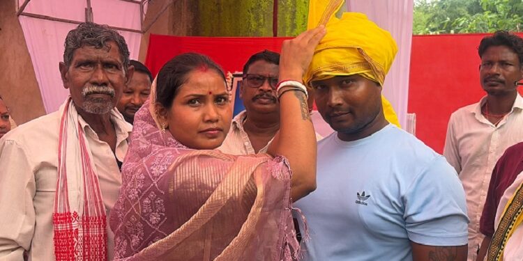 Jamshedpur manpitta new gram pradhan : गौतम कर्मकार बनाए गए मनपीटा के नये ग्राम प्रधान, पूर्व प्रधान राम चरण कर्मकार के निधन के बाद रिक्त था पद, विशेष ग्रामसभा में सर्वसम्मति से पगड़ी पहनाकर सौंपी गई जिम्मेदारी Jamshedpur manpitta new gram pradhan : गौतम कर्मकार बनाए गए मनपीटा के नये ग्राम प्रधान, पूर्व प्रधान राम चरण कर्मकार के निधन के बाद रिक्त था पद, विशेष ग्रामसभा में सर्वसम्मति से पगड़ी पहनाकर सौंपी गई जिम्मेदारी
