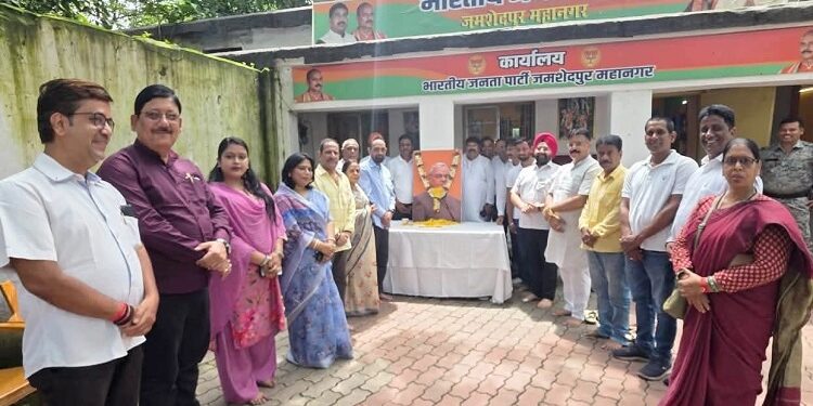 Jamshedpur ex pm atal bihari Vajpayee remembered : पुण्यतिथि पर श्रद्धा भाव से याद किये गए पूर्व प्रधानमंत्री अटल बिहारी वाजपेयी, साकची जिला कार्यालय में महानगर भाजपा ने अर्पित की भावभीनी श्रद्धांजलि, सांसद विद्युत महतो, विधायक पूर्णिमा साहू व नेताओं ने अर्पित की श्रद्धांजलि Jamshedpur ex pm atal bihari Vajpayee remembered : पुण्यतिथि पर श्रद्धा भाव से याद किये गए पूर्व प्रधानमंत्री अटल बिहारी वाजपेयी, साकची जिला कार्यालय में महानगर भाजपा ने अर्पित की भावभीनी श्रद्धांजलि, सांसद विद्युत महतो, विधायक पूर्णिमा साहू व नेताओं ने अर्पित की श्रद्धांजलि