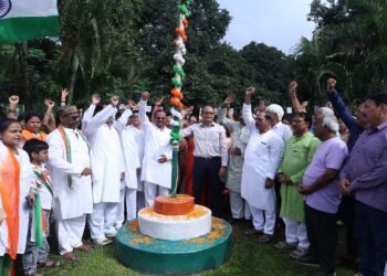 Jamshedpur baridih postal park flag hoisting : बारीडीह पोस्टल पार्क में मनाया गया 80वां स्वतंत्रता दिवस, जुस्को के जीएम आरके सिंह ने किया ध्वजारोहण Jamshedpur baridih postal park flag hoisting : बारीडीह पोस्टल पार्क में मनाया गया 80वां स्वतंत्रता दिवस, जुस्को के जीएम आरके सिंह ने किया ध्वजारोहण
