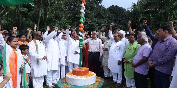 Jamshedpur baridih postal park flag hoisting : बारीडीह पोस्टल पार्क में मनाया गया 80वां स्वतंत्रता दिवस, जुस्को के जीएम आरके सिंह ने किया ध्वजारोहण Jamshedpur baridih postal park flag hoisting : बारीडीह पोस्टल पार्क में मनाया गया 80वां स्वतंत्रता दिवस, जुस्को के जीएम आरके सिंह ने किया ध्वजारोहण