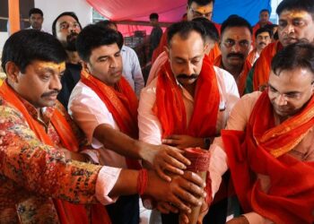 Jamshedpur tata motors workers union rudrabhishek : टाटा मोटर्स वर्कर्स यूनियन परिसर में भव्य रुद्राभिषेक आयोजित, दिव्य मंत्रों के साथ देवाधिदेव महादेव का हुआ अभिषेक, अध्यक्ष, महासचिव व कंपनी के अधिकारी भी हुए शामिल Jamshedpur tata motors workers union rudrabhishek : टाटा मोटर्स वर्कर्स यूनियन परिसर में भव्य रुद्राभिषेक आयोजित, दिव्य मंत्रों के साथ देवाधिदेव महादेव का हुआ अभिषेक, अध्यक्ष, महासचिव व कंपनी के अधिकारी भी हुए शामिल