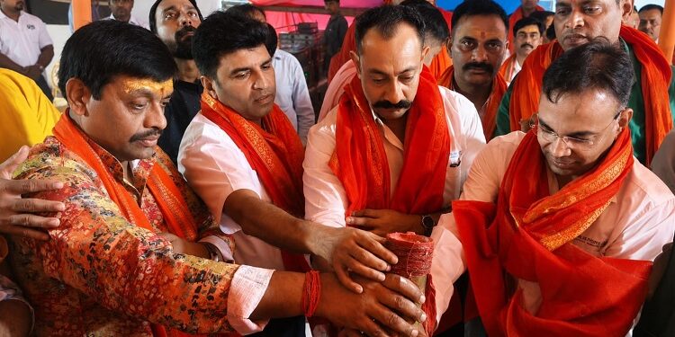 Jamshedpur tata motors workers union rudrabhishek : टाटा मोटर्स वर्कर्स यूनियन परिसर में भव्य रुद्राभिषेक आयोजित, दिव्य मंत्रों के साथ देवाधिदेव महादेव का हुआ अभिषेक, अध्यक्ष, महासचिव व कंपनी के अधिकारी भी हुए शामिल Jamshedpur tata motors workers union rudrabhishek : टाटा मोटर्स वर्कर्स यूनियन परिसर में भव्य रुद्राभिषेक आयोजित, दिव्य मंत्रों के साथ देवाधिदेव महादेव का हुआ अभिषेक, अध्यक्ष, महासचिव व कंपनी के अधिकारी भी हुए शामिल
