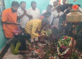 Jamshedpur rural kashidanga shiv mandir : श्रावण की तीसरी सोमवारी को काशीडांगा प्राचीन शिव मंदिर में उमड़ी श्रद्धालुओं की भीड़, घाटशिला विधायक सोमेश चंद्र सोरेन ने भी की पूजा-अर्चना
