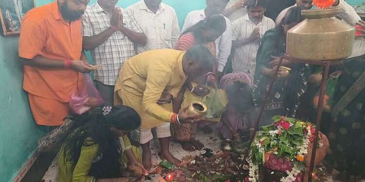 Jamshedpur rural kashidanga shiv mandir : श्रावण की तीसरी सोमवारी को काशीडांगा प्राचीन शिव मंदिर में उमड़ी श्रद्धालुओं की भीड़, घाटशिला विधायक सोमेश चंद्र सोरेन ने भी की पूजा-अर्चना