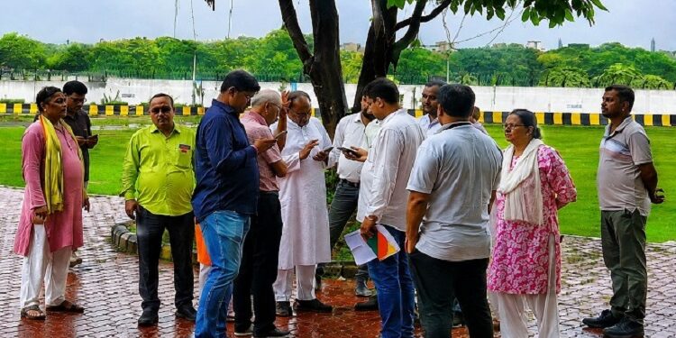 tata steel uisl and jdu inspection : टाटा स्टील यूआइएसएल और जदयू की संयुक्त टीम ने कदमा के 5 इलाकों का किया भ्रमण, समस्याओं के निराकरण का निकला रास्ता tata steel uisl and jdu inspection : टाटा स्टील यूआइएसएल और जदयू की संयुक्त टीम ने कदमा के 5 इलाकों का किया भ्रमण, समस्याओं के निराकरण का निकला रास्ता