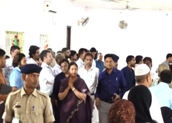 Jamshedpur hungama in mmc board meeting : मानगो नगर निगम बोर्ड की दूसरी बैठक में मेयर की कार्यशैली के विरोध को लेकर हंगामा, पार्षदों ने मेयर सुधा गुप्ता पर लगाया अनदेखी का आरोप, टोकाटाकी व हंगामे के बीच मेयर बैठक छोड़ कर निकलीं, विधायक सरयू राय ने भी उठाये प्रक्रिया से संबंधित सवाल  
