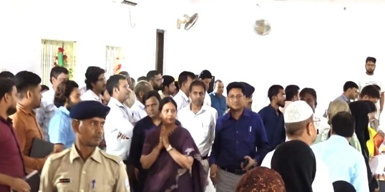 Jamshedpur hungama in mmc board meeting : मानगो नगर निगम बोर्ड की दूसरी बैठक में मेयर की कार्यशैली के विरोध को लेकर हंगामा, पार्षदों ने मेयर सुधा गुप्ता पर लगाया अनदेखी का आरोप, टोकाटाकी व हंगामे के बीच मेयर बैठक छोड़ कर निकलीं, विधायक सरयू राय ने भी उठाये प्रक्रिया से संबंधित सवाल  
