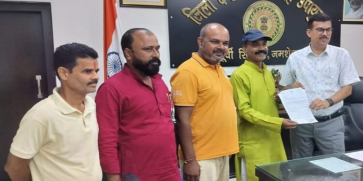Jamshedpur bagbera jalapurti problem : बागबेड़ा जलापूर्ति संकट पर डीसी सख्त, 24 घंटे में पानी बहाल करने के निर्देश, पंचायत समिति सदस्यों ने उपायुक्त को सौंपा 10 सूत्री मांग पत्र Jamshedpur bagbera jalapurti problem : बागबेड़ा जलापूर्ति संकट पर डीसी सख्त, 24 घंटे में पानी बहाल करने के निर्देश, पंचायत समिति सदस्यों ने उपायुक्त को सौंपा 10 सूत्री मांग पत्र