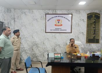 Jamshedpur ssp inspects golmuri ps : एसएसपी ने किया गोलमुरी थाना का औचक निरीक्षण, लंबित मामलों के त्वरित निष्पादन के दिए निर्देश