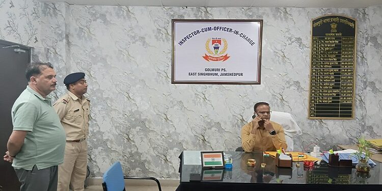 Jamshedpur ssp inspects golmuri ps : एसएसपी ने किया गोलमुरी थाना का औचक निरीक्षण, लंबित मामलों के त्वरित निष्पादन के दिए निर्देश