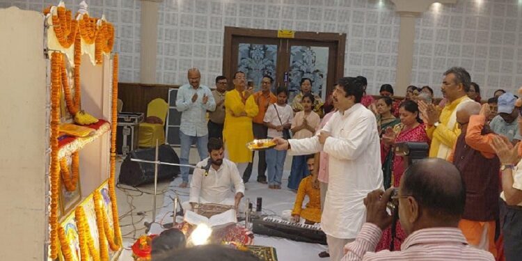 Jamshedpur tulsi bhawan sundar kand path : तुलसी जयंती पर तुलसी भवन में संगीतमय सुन्दरकाण्ड पाठ का हुआ आयोजन, नगर के दर्जनों साहित्यकारों ने आयोजन में की शिरकत Jamshedpur tulsi bhawan sundar kand path : तुलसी जयंती पर तुलसी भवन में संगीतमय सुन्दरकाण्ड पाठ का हुआ आयोजन, नगर के दर्जनों साहित्यकारों ने आयोजन में की शिरकत