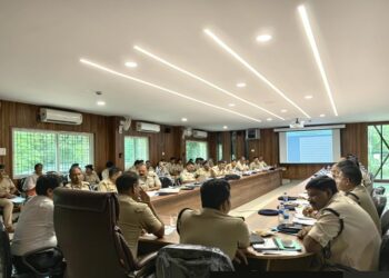 Jamshedpur police crime meeting : पूर्वी सिंहभूम के एसएसपी डॉ एहतेशाम वकारिब ने अधिकारियों के साथ की क्राइम मीटिंग, जिले में अपराध की स्थिति, लंबित ममलों व अनुसंधान की प्रगति पर हुआ विचार