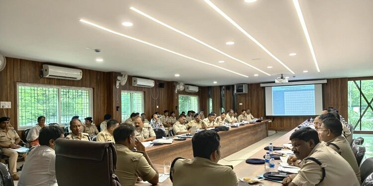 Jamshedpur police crime meeting : पूर्वी सिंहभूम के एसएसपी डॉ एहतेशाम वकारिब ने अधिकारियों के साथ की क्राइम मीटिंग, जिले में अपराध की स्थिति, लंबित ममलों व अनुसंधान की प्रगति पर हुआ विचार