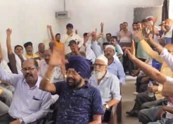 tata motors convoy drivers : टाटा मोटर्स के कांवाई चालकों ने बकाया मेडिकल बिल को लेकर किया उग्र प्रदर्शन, अनिश्चितकालीन बुकिंग बंद करने की चेतावनी