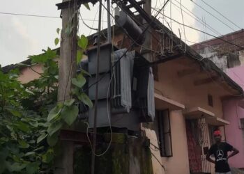 Jamshedpur ht electrical wire fell on building : कपाली मजार लाइन के घर पर गिरा 11 हजार वोल्ट का तार, घर में करंट दौड़ने से कई सामान जल कर नष्ट, बिजली विभाग पर लगे लापरवाही के आरोप Jamshedpur ht electrical wire fell on building : कपाली मजार लाइन के घर पर गिरा 11 हजार वोल्ट का तार, घर में करंट दौड़ने से कई सामान जल कर नष्ट, बिजली विभाग पर लगे लापरवाही के आरोप