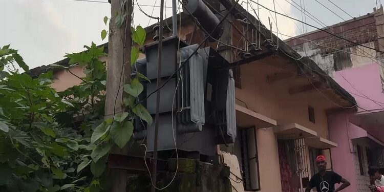Jamshedpur ht electrical wire fell on building : कपाली मजार लाइन के घर पर गिरा 11 हजार वोल्ट का तार, घर में करंट दौड़ने से कई सामान जल कर नष्ट, बिजली विभाग पर लगे लापरवाही के आरोप Jamshedpur ht electrical wire fell on building : कपाली मजार लाइन के घर पर गिरा 11 हजार वोल्ट का तार, घर में करंट दौड़ने से कई सामान जल कर नष्ट, बिजली विभाग पर लगे लापरवाही के आरोप
