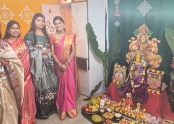 jamshedpur puja : जमशेदपुर में मनाया गया वरलक्ष्मी व्रत पूजा, तेलुगु परिवार ने लिया हिस्सा