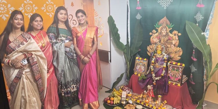 jamshedpur puja : जमशेदपुर में मनाया गया वरलक्ष्मी व्रत पूजा, तेलुगु परिवार ने लिया हिस्सा