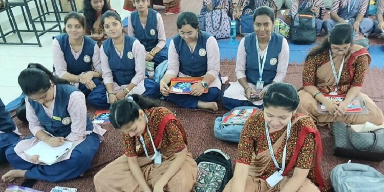 Jamshedpur dbms college of education workshop : डीबीएमएस कॉलेज ऑफ एजुकेशन में दो दिवसीय कला कार्यशाला आयोजित, झारखंड की लुप्तप्राय लोक कलाओं के संरक्षण के लिए हुआ आयोजन, अबीरा आर्ट्स की ओर से आयोजित कार्यशाला में सौ प्रतिभागी जुड़े Jamshedpur dbms college of education workshop : डीबीएमएस कॉलेज ऑफ एजुकेशन में दो दिवसीय कला कार्यशाला आयोजित, झारखंड की लुप्तप्राय लोक कलाओं के संरक्षण के लिए हुआ आयोजन, अबीरा आर्ट्स की ओर से आयोजित कार्यशाला में सौ प्रतिभागी जुड़े